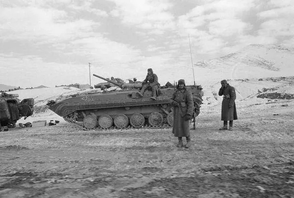 Советские солдаты возле боевой машины пехоты БМП-1 в Афганистане, 8 января 1980 года.