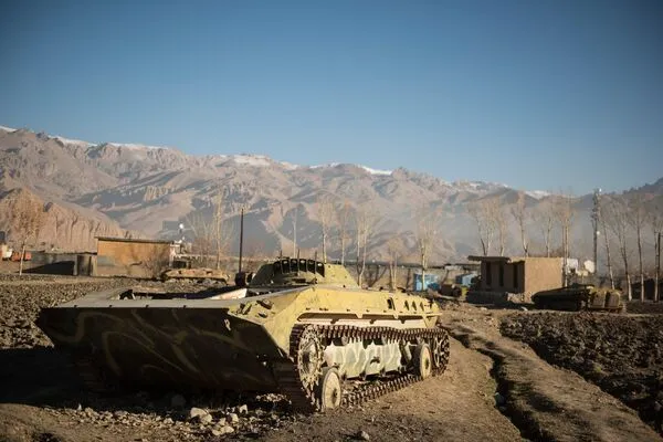 Бывшая советская военная техника в провинции Бамиан, Афганистан.