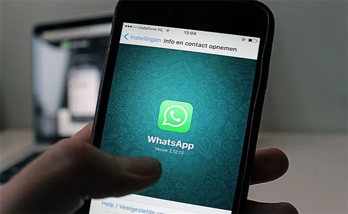 Смартфон с WhatsApp в одной руке
