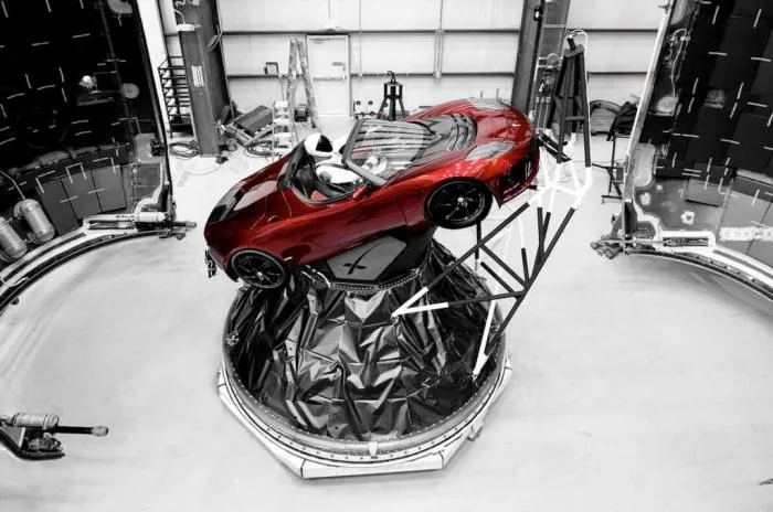 Первый автомобиль в космосе: красная Tesla летает на орбите уже год (3 фото + видео).