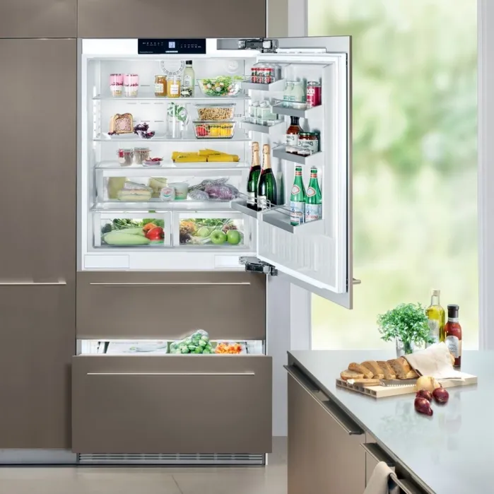 Размер холодильника должен быть меньше шкафа, в котором он установлен.