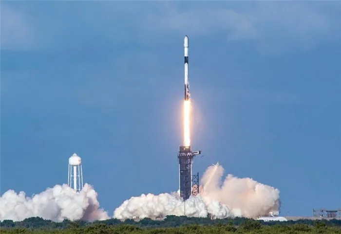 Запуск ракеты Falcon со спутником Starlink