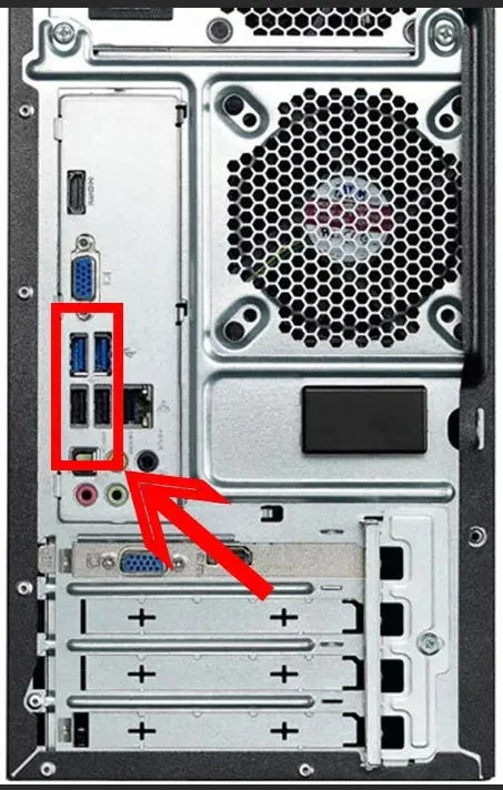 Подключите один конец кабеля к телефону, а другой - к разъему USB на компьютере.