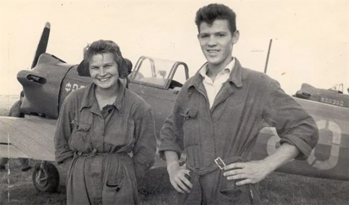 Валентина Терешкова на аэродроме (1959 год, слева).