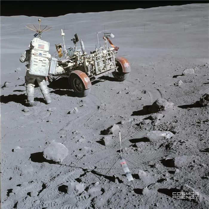Астронавт НАСА Чарльз Дьюк на станции 4 возле Стоун-Маунтин (Аполлон-16)