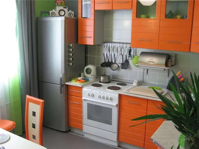 Кухня с холодильником