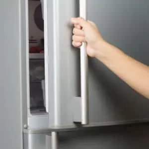 Как перевесить дверцу холодильника для открывания на другую сторону