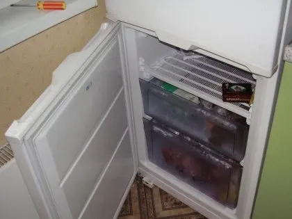 Перевешивание дверцы холодильника