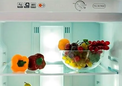 Панель холодильной камеры с инфо-стикерами 
