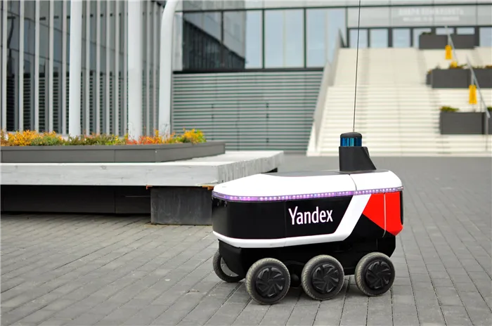 В Москве запустили первых роботов — доставщиков еды, похожих на луноходы: жители и гости столицы приятно удивлены