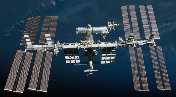 Международная космическая станция (МКС) на околоземной орбите