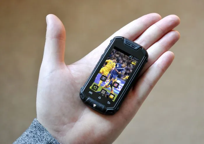 маленький смартфон на руке