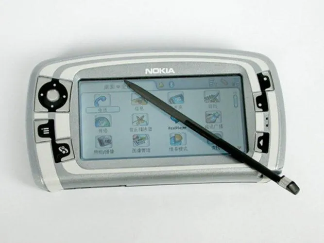 Рис.10. Сенсорная Nokia 7710 со стилусом