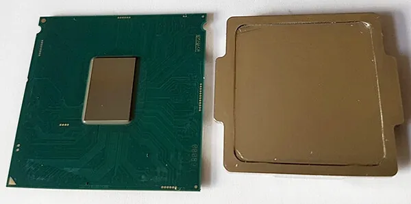 процессор Intel со снятой крышкой