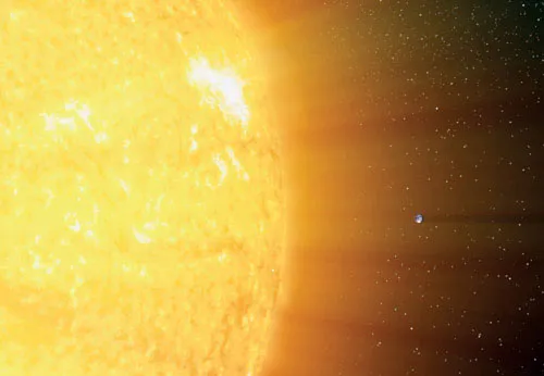 Это рядовая желтая звезда весьма распространенного класса G2. Каждые 225-250 млн лет она совершает полный оборот по практически круговой орбите радиусом в 26 000 световых лет вокруг центра типичной крупной спиральной галактики с пассивным ядром, не излучающим мощных потоков энергии. Впрочем, именно в этой ординарности и состоит наше счастье. Звезды похолоднее и погорячее (и тем более близкие к активным галактическим центрам) гораздо меньше годятся на роль колыбели жизни, во всяком случае - углеродной. Изображение «Популярная механика»