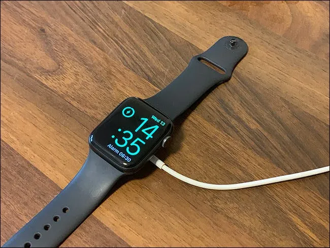 Apple Watch правильно заряжаются