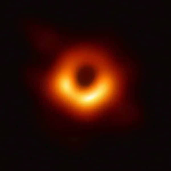 Первое фото черной дыры