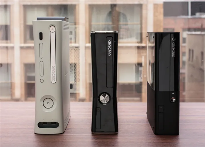  Классическая Xbox 360 слева, по центру Slim, а справа последняя модификация под именем Xbox 360 E 