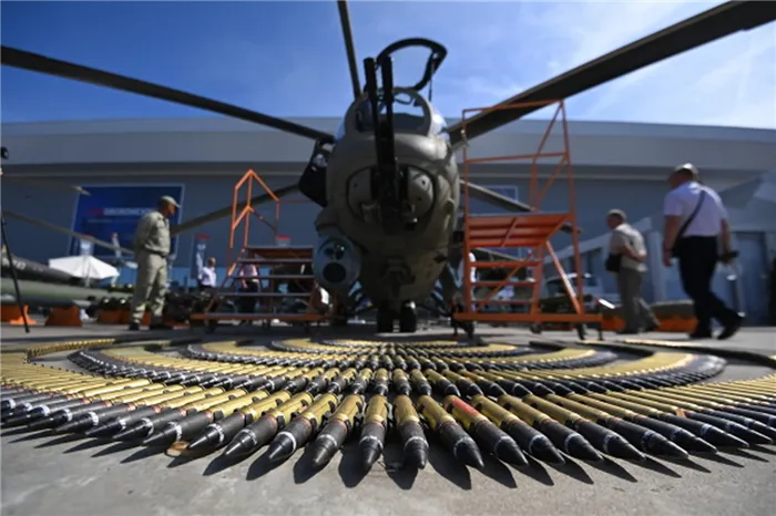Вертолёт Ми-35П и макеты снарядов его боекомплекта.