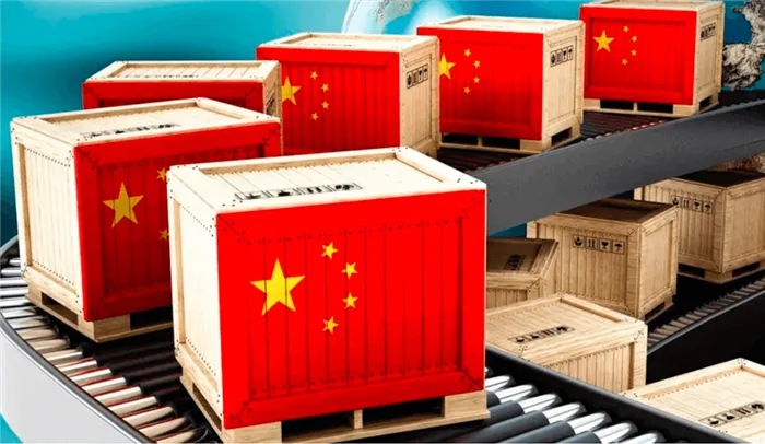 Грузовые коробки с китайскими флагами на конвейере 