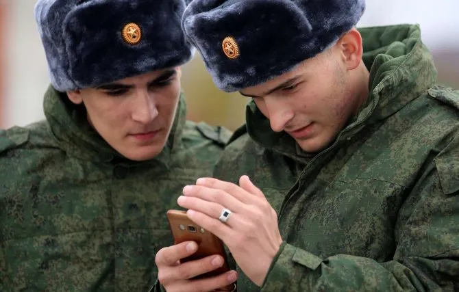 Солдаты с телефоном