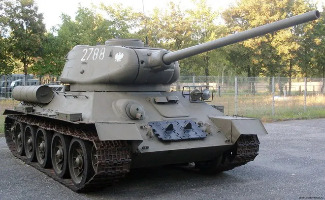 Танк Т-34-85, в отличие от более ранней версии оснfoty более мощным орудием, кроме того, значительно расширена башня