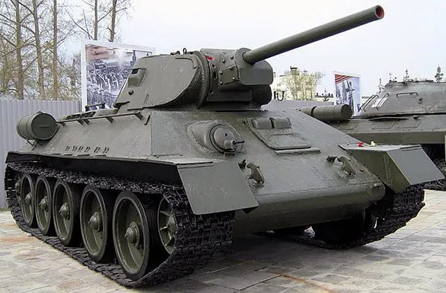 Танк Т-34-76, который выпускался советской промышленностью с 1940 по 1944 год. Оснащен 76-миллиметровым орудием 