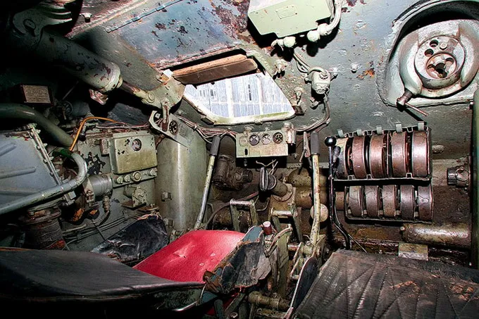 Т-34 внутри. Слева — рабочее место мехиника водителя, справа — стрелка- радиста