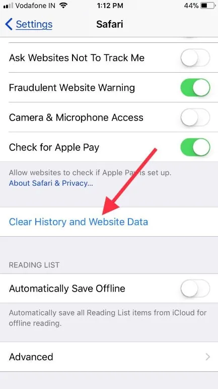 Нажмите Очистить историю и данные веб-сайта, чтобы очистить кеш на iPhone iOS 11 или новее.