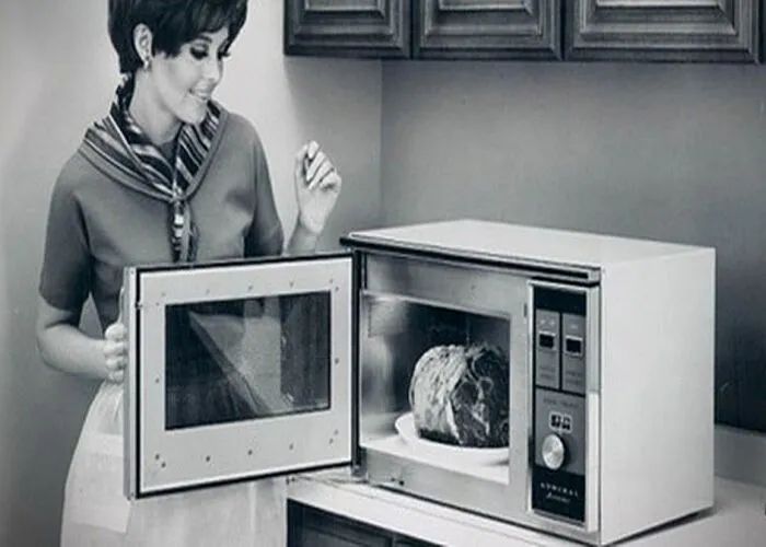 Кто изобрел микроволновую печь?