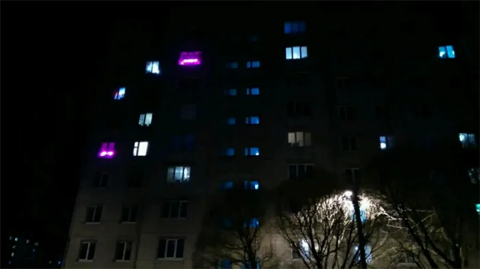 фиолетовый свет в окнах