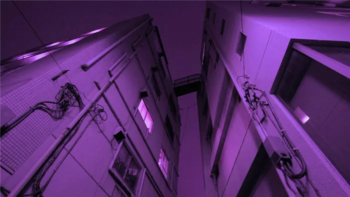 фиолетовый свет в окне