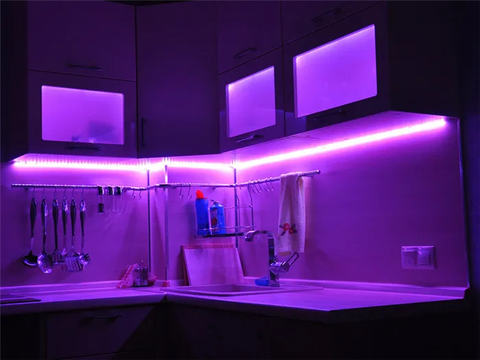 фиолетовая подсветка для кухни.
