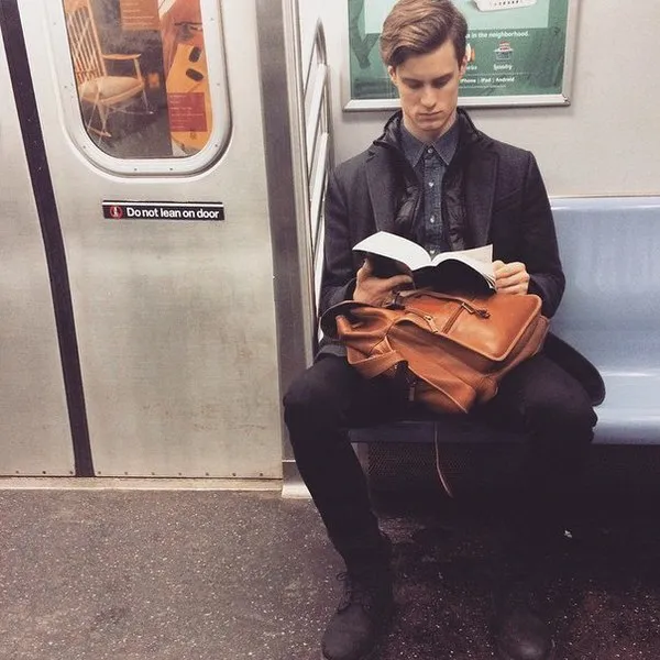 парень с книгой в вагоне
