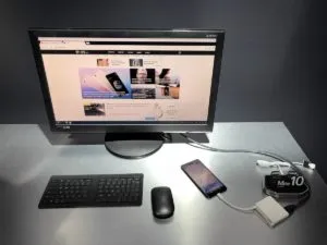 Смартфон подключен к монитору компьютера