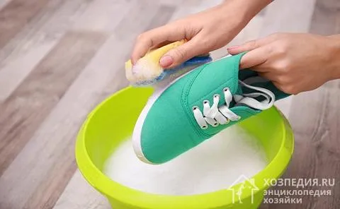 Перед стиркой проведите предварительную чистку обуви. Очистите подошву от грязи, пыли и мелкого гравия, а также осмотрите изделие на наличие пятен