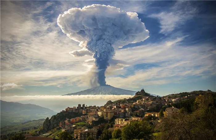 Грибовидное облако над действующим вулканом Этна, Сицилия
