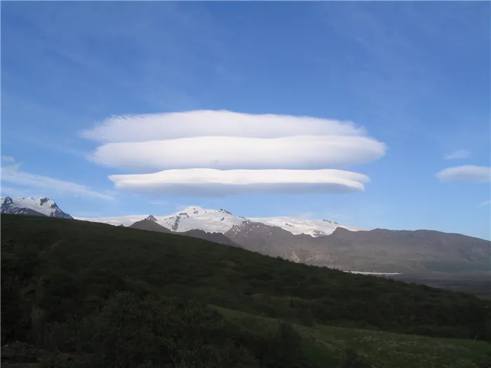 Lenticularis_cloud_above_gletscher_Skaftafell_Iceland_26jun05.JPG