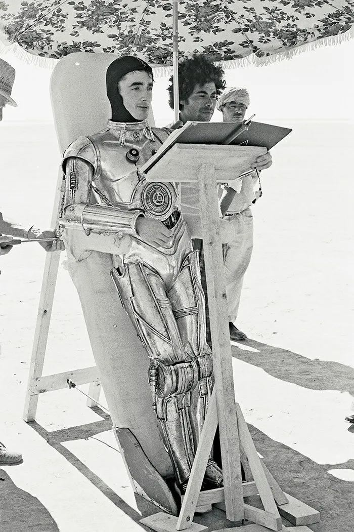 Энтони Дэниелс (C-3PO) на съёмках Эпизода 4 Звёздных войн