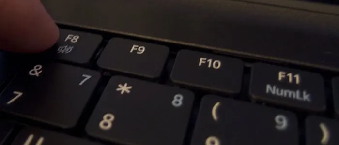 Включаем компьютер и быстро нажимаем клавишу «F8»