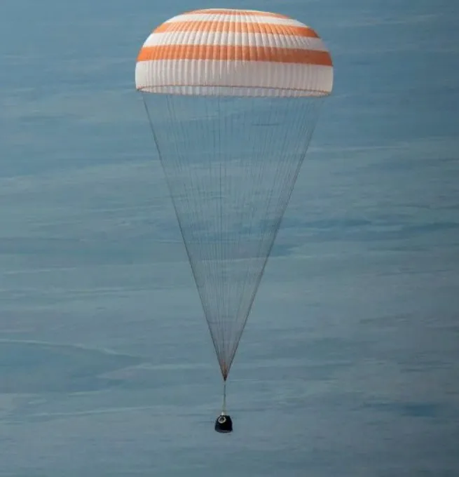Спуск капсулы с космонавтами